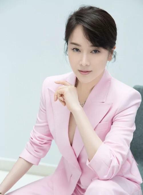 左小青资料个人资料,影视界才女，优雅与实力并存的演艺生涯